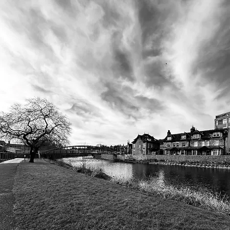 Charming Riverside With Parking