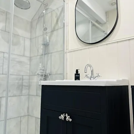 Charming Riverside With Parking Lejlighed *