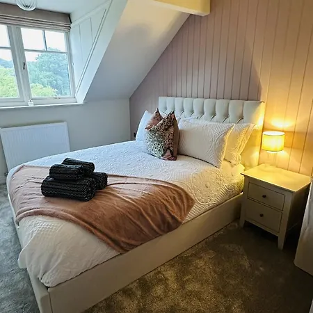 Charming Riverside With Parking Apartment